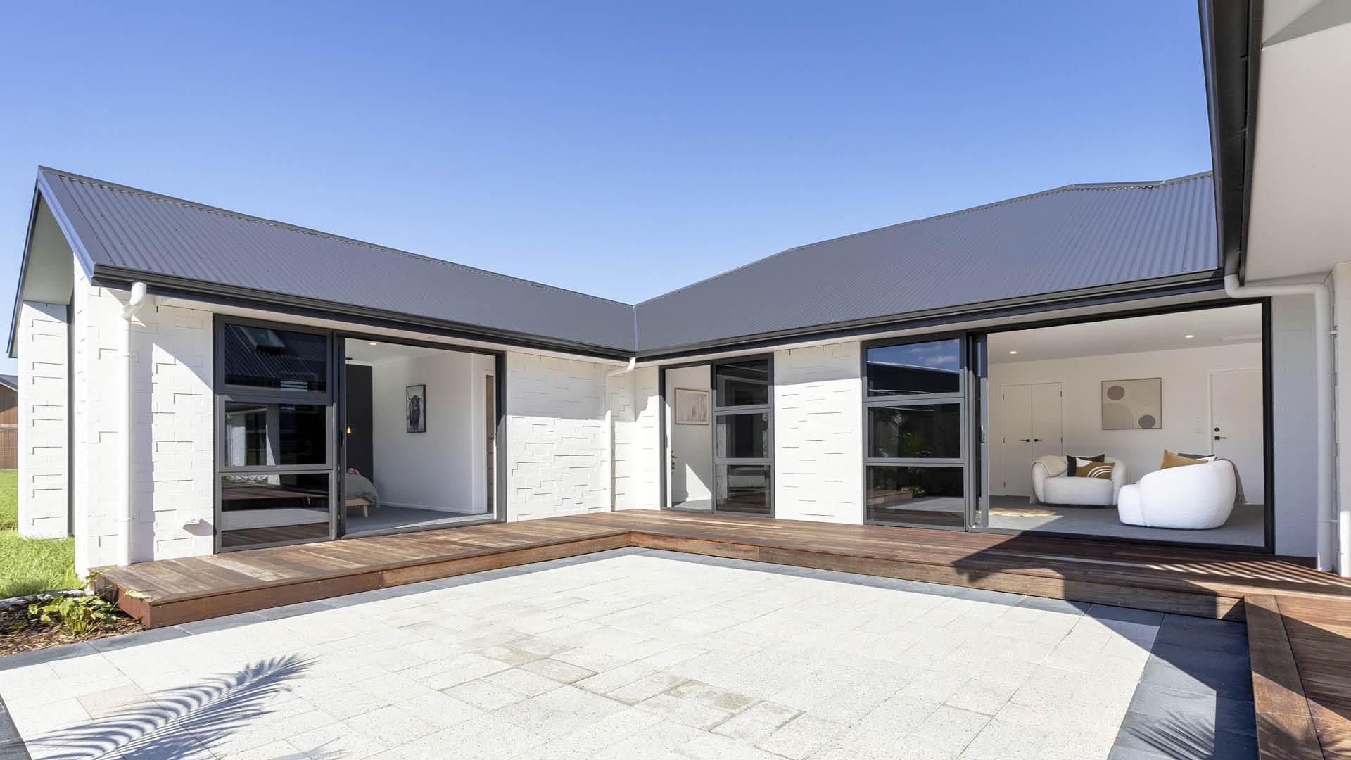 11 CM-18775 CM Showhome - courtyard