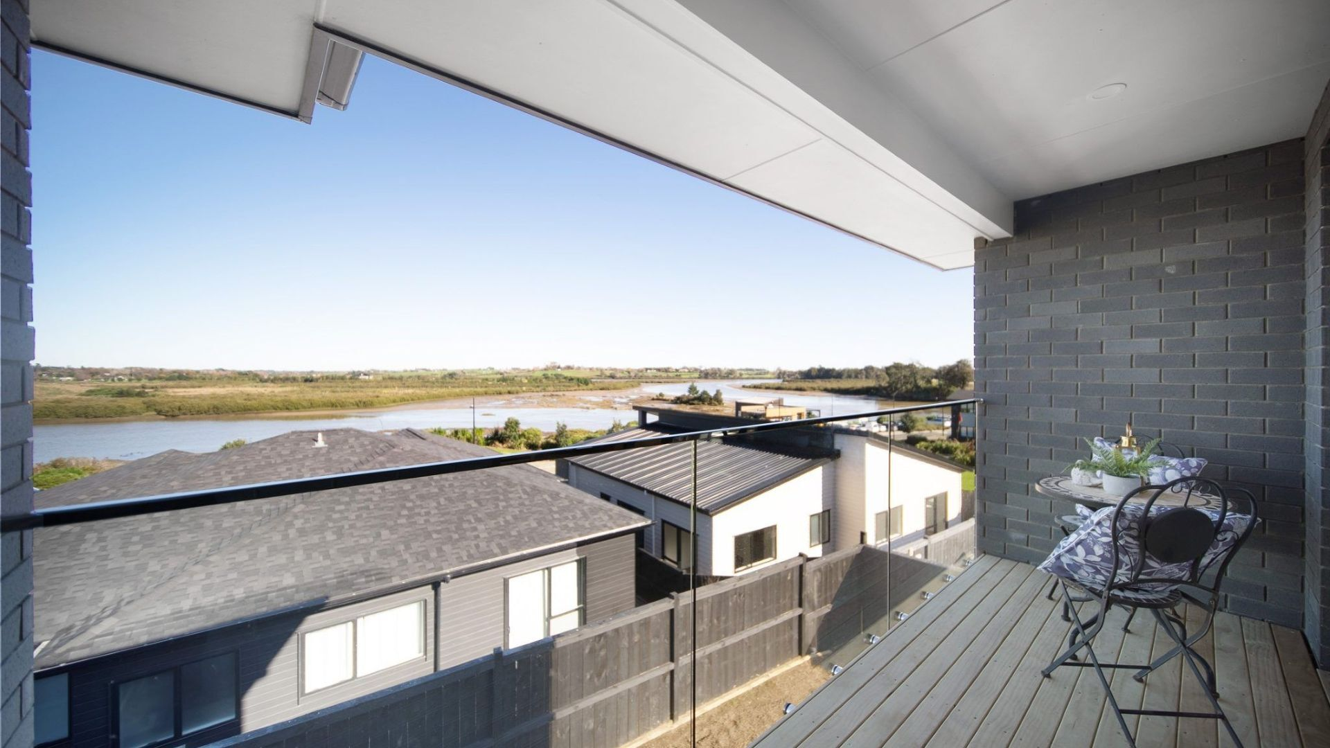 10 PK-17056 balcony