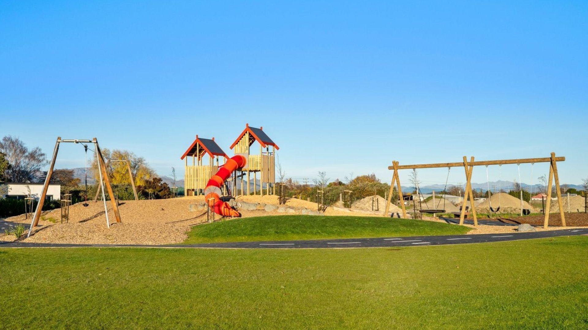 8 MB Bond St - playground