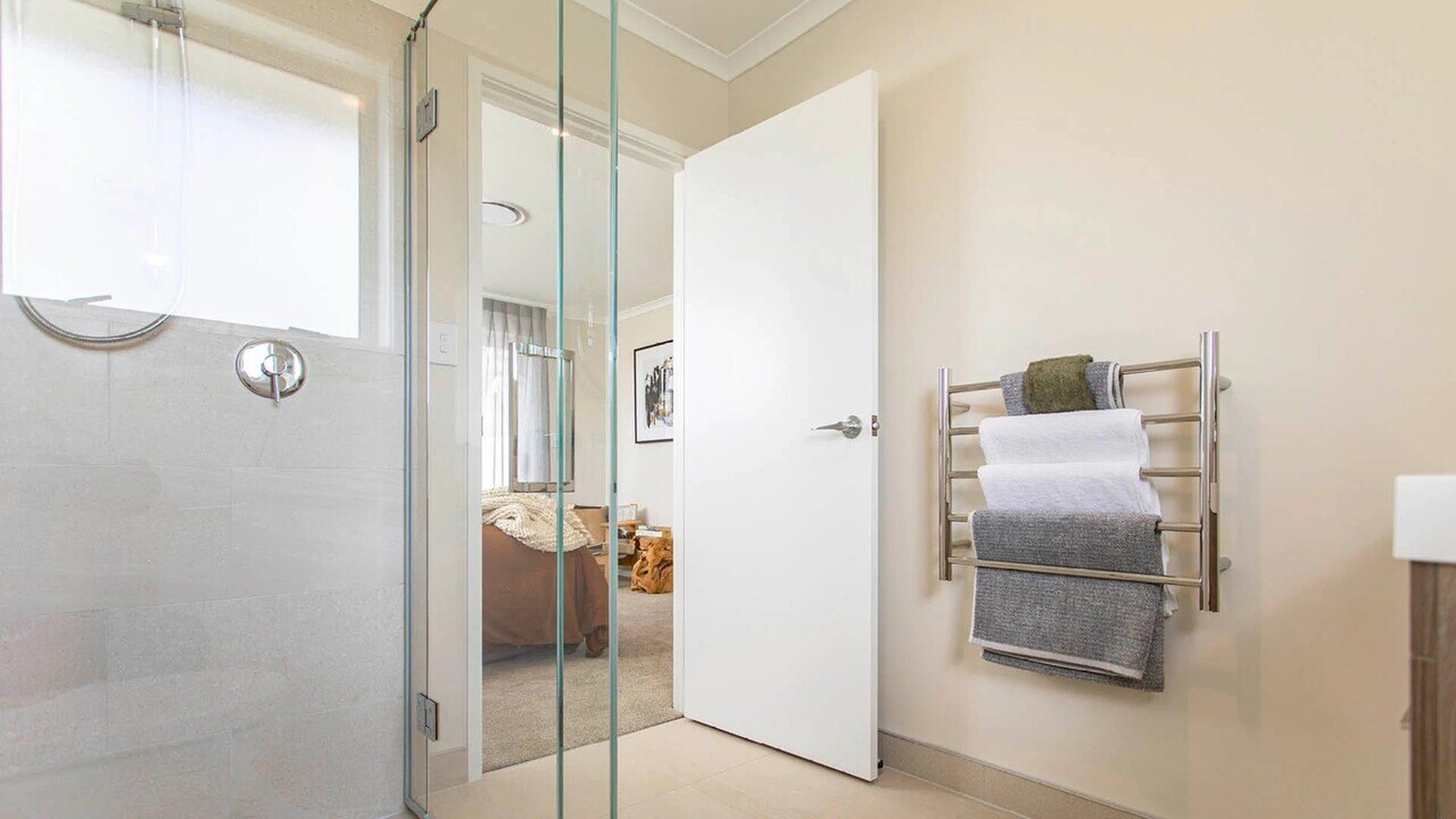 Large-ens -dixon master ensuite Large-ens -dixon master ensuite