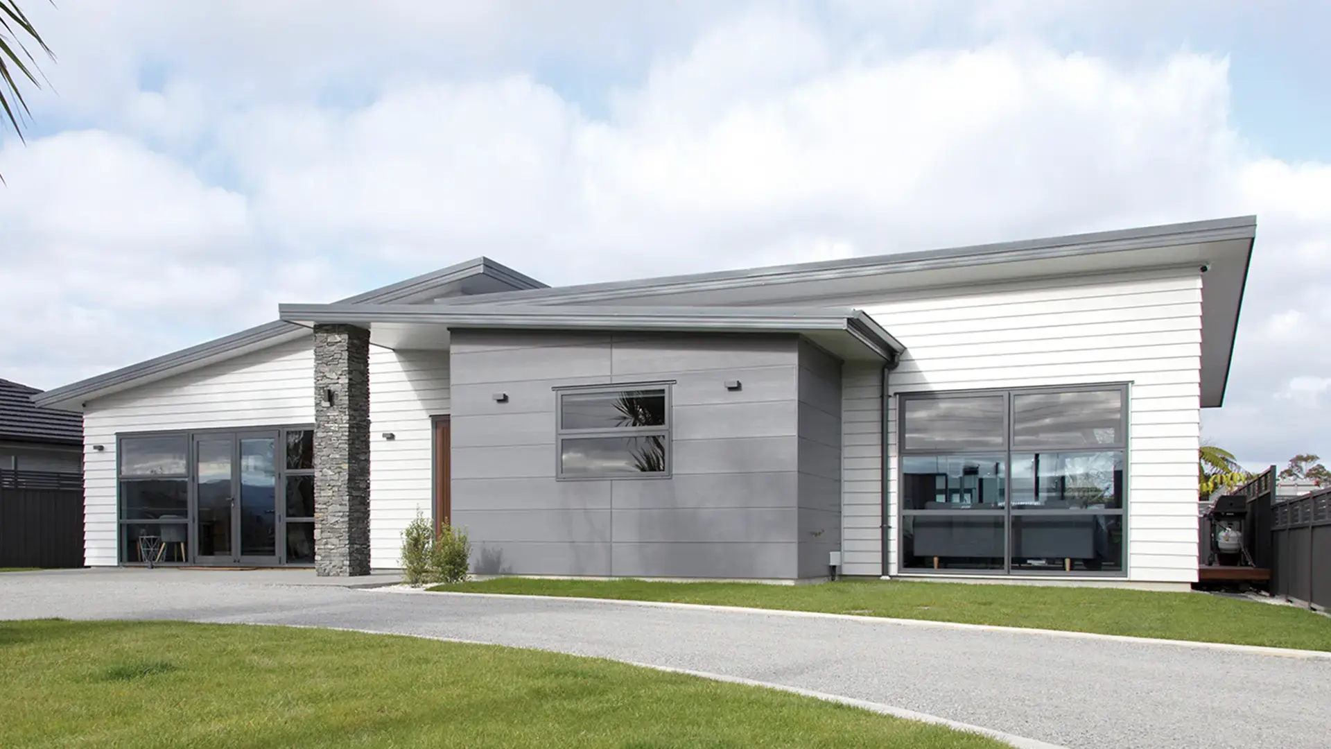 1-MG-8168-Exterior-sealed-driveway-web 1-MG-8168-Exterior-sealed-driveway-web